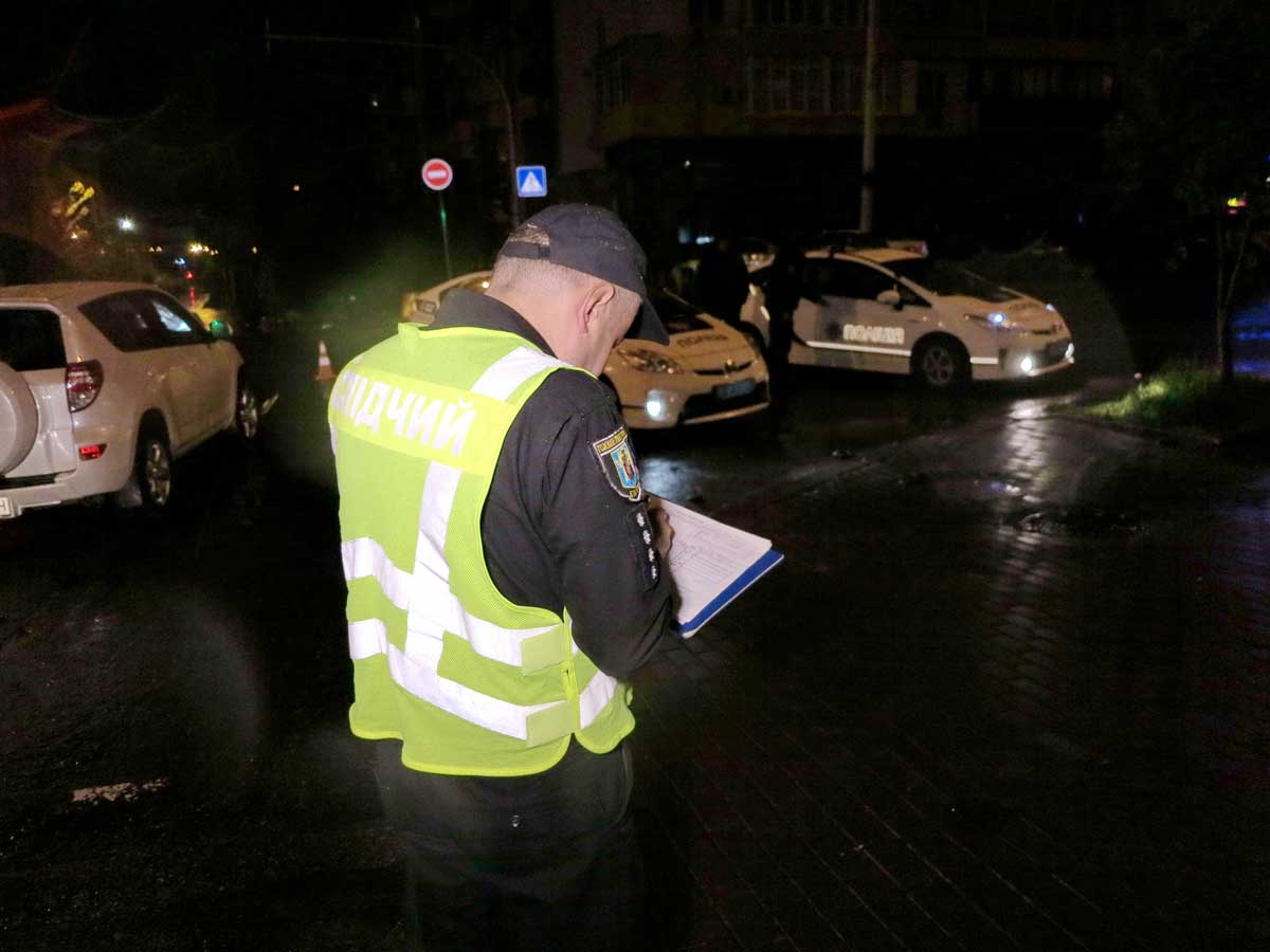 На вызов не успели: в Киеве полицейский Mitsubishi после столкновения вылетел на тротуар..