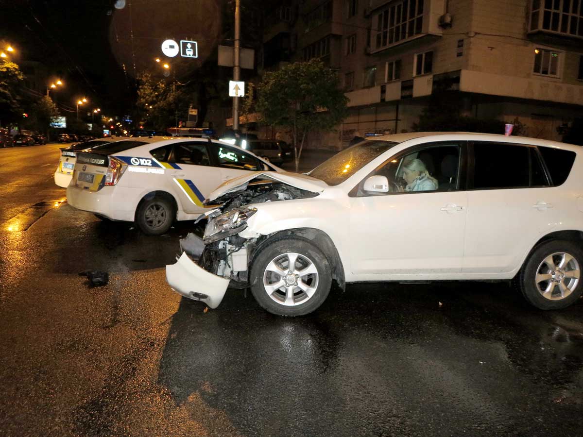На вызов не успели: в Киеве полицейский Mitsubishi после столкновения вылетел на тротуар..