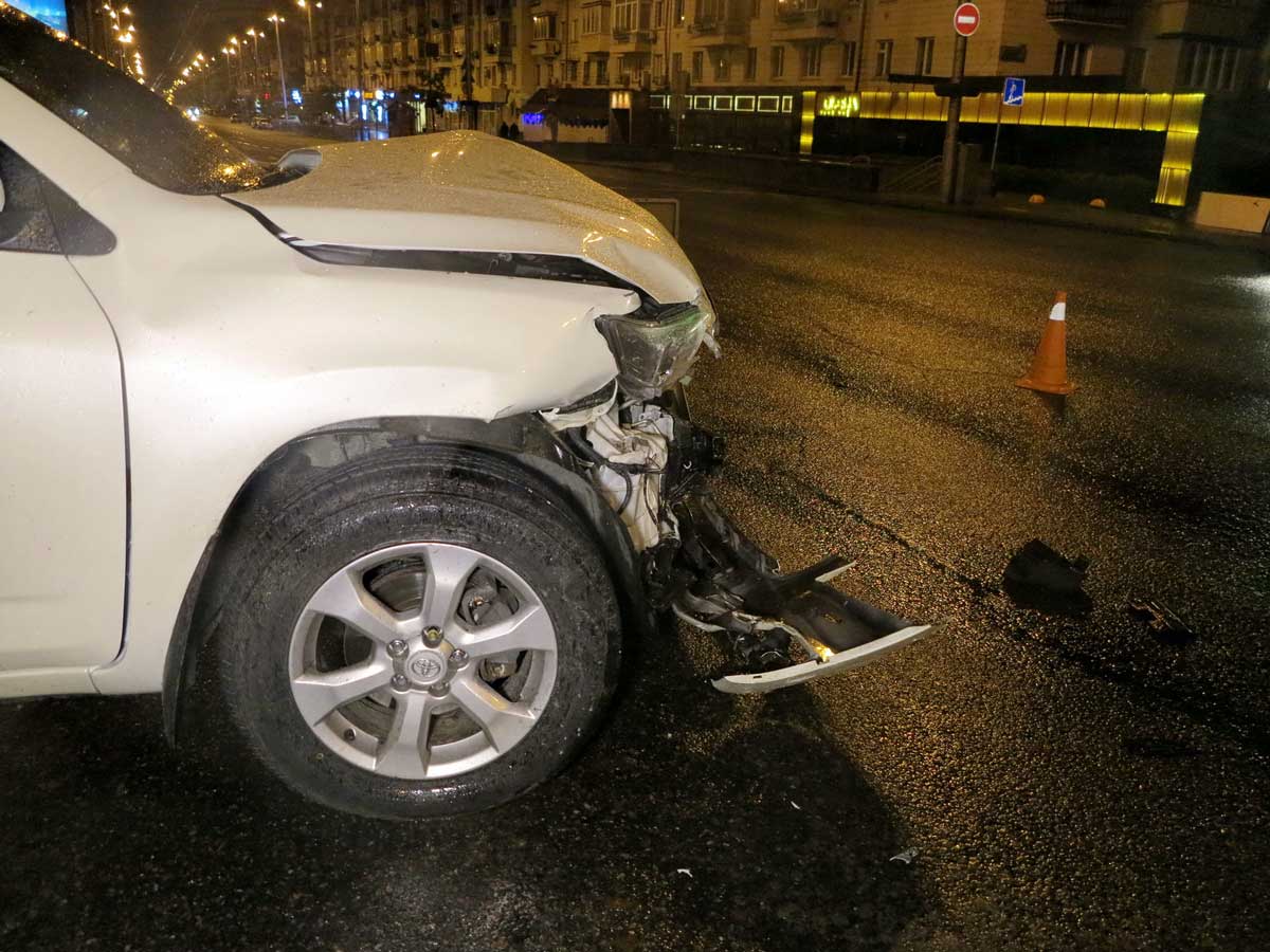 На вызов не успели: в Киеве полицейский Mitsubishi после столкновения вылетел на тротуар..