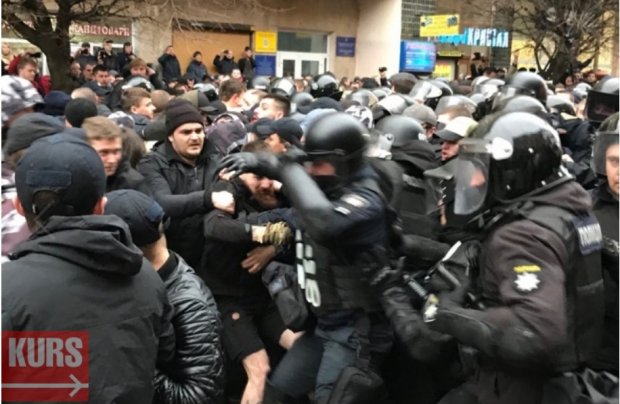 Нацкорпус снова устроил столкновения к приезду Порошенко – на этот раз в Ивано-Франковске