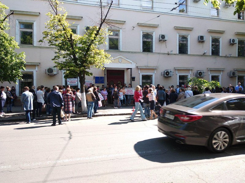 Нечем кормить детей: в Одессе сотрудники медвуза пикетируют Госказначейство