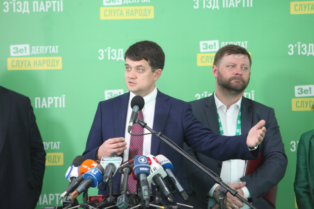 Неформальная обстановка, шаурма и новые лица: чем запомнились съезды партий