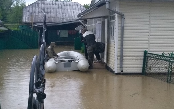 Непогода в Украине повалила деревья и затопила улицы