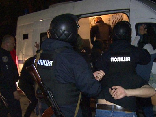 Ночной штурм в Виннице: полиция отбила у рейдеров завод, задержаны 50 человек (видео)
