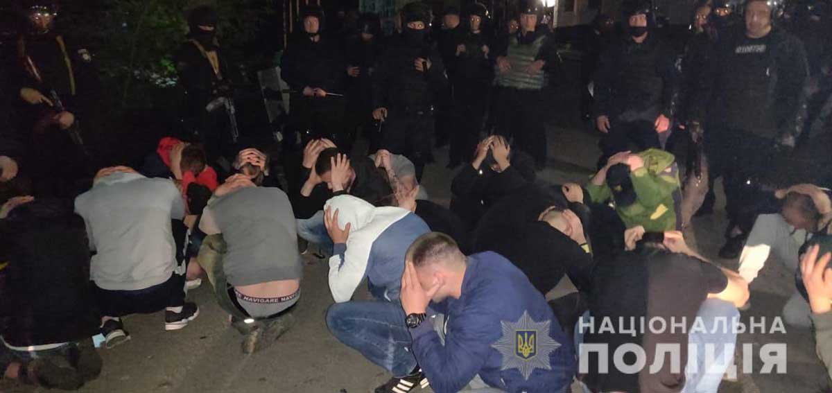 Ночной штурм в Виннице: полиция отбила у рейдеров завод, задержаны 50 человек (видео)