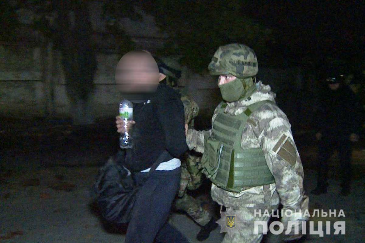 Ночной штурм в Виннице: полиция отбила у рейдеров завод, задержаны 50 человек (видео)