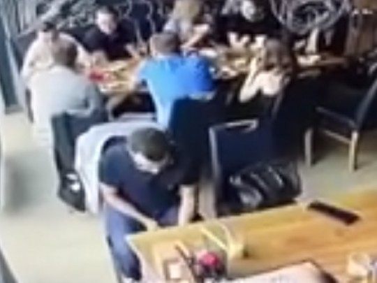 Обчистили карманы за считанные минуты: в сети показали видео дерзкой кражи в киевском кафе