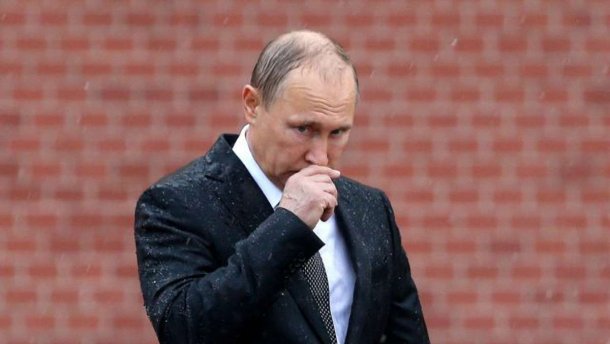 Одинокие Путин и Чебурашка: новогоднее поздравление президента России высмеяли в карикатуре