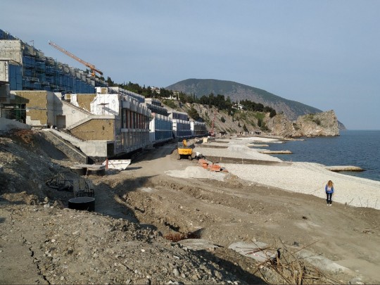 Оккупанты лишили жителей Крыма еще одного пляжа (фото)