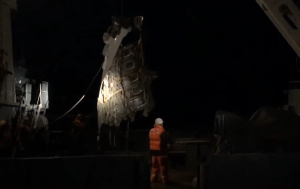 Опубликовано видео подъема Ту-154 со дна моря