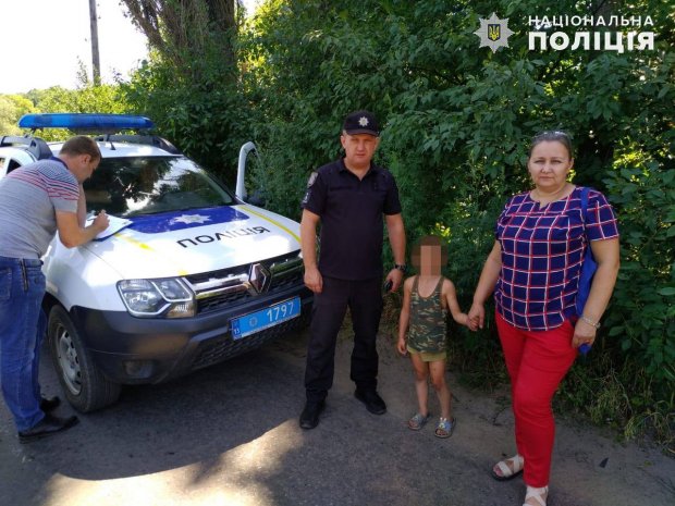 Отец воспитывал сына, привязав цепью к входной двери