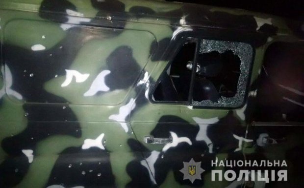 Під обстріл окупантів на Донбасі потрапив патрульний автомобіль: є поранені – фото