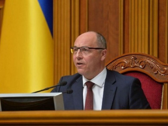 Парубий таки подпишет языковой закон: суд отказал Бережной