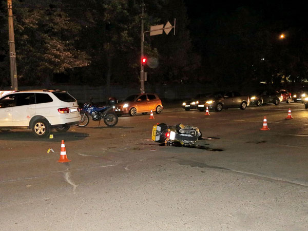 Печальное закрытие мотосезона: на улице Скляренко в Киеве возле птички погиб скутерист (фото)
