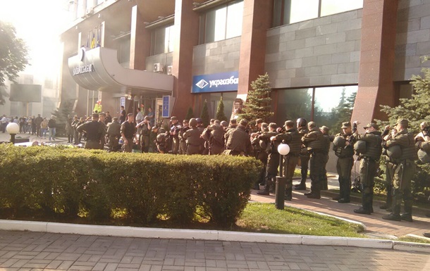 Пикет Азова в Киеве: митингующих оттеснили