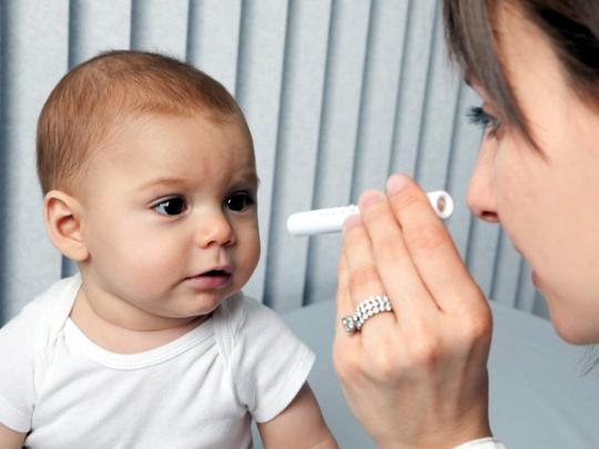 По фото ребенка, сделанного со вспышкой, можно распознать угрозу слепоты