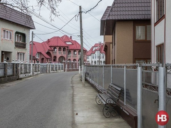 Почти отрезал голову однокласснику: на Закарпатье 15-летнему убийце дали 3,5 года тюрьмы (фото, видео) Почти отрезал голову однокласснику: на Закарпатье 15-летнему убийце дали 3,5 года тюрьмы (фото, видео)