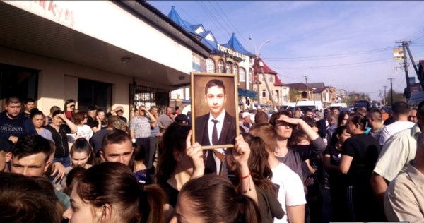 Почти отрезал голову однокласснику: на Закарпатье 15-летнему убийце дали 3,5 года тюрьмы (фото, видео) Почти отрезал голову однокласснику: на Закарпатье 15-летнему убийце дали 3,5 года тюрьмы (фото, видео)