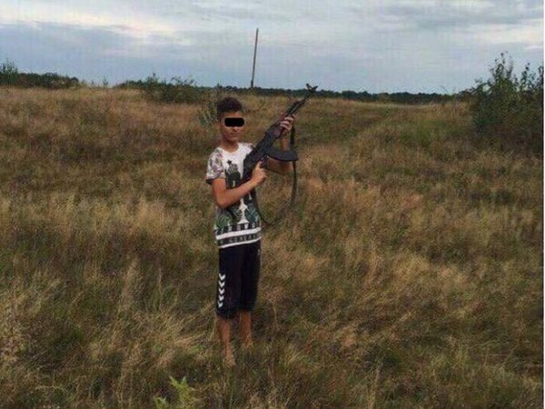 Почти отрезал голову однокласснику: на Закарпатье 15-летнему убийце дали 3,5 года тюрьмы (фото, видео) Почти отрезал голову однокласснику: на Закарпатье 15-летнему убийце дали 3,5 года тюрьмы (фото, видео)