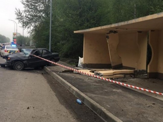 Под Киевом авто влетело в остановку: пострадал маленький ребенок (фото)