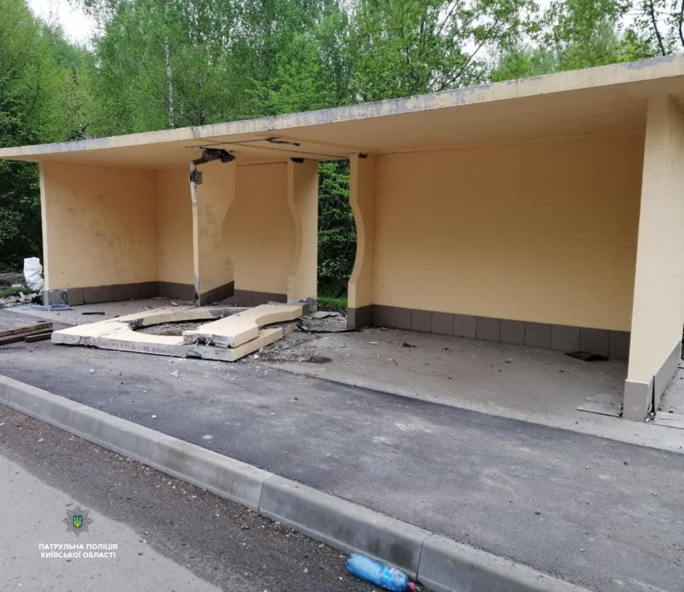 Под Киевом авто влетело в остановку: пострадал маленький ребенок (фото)