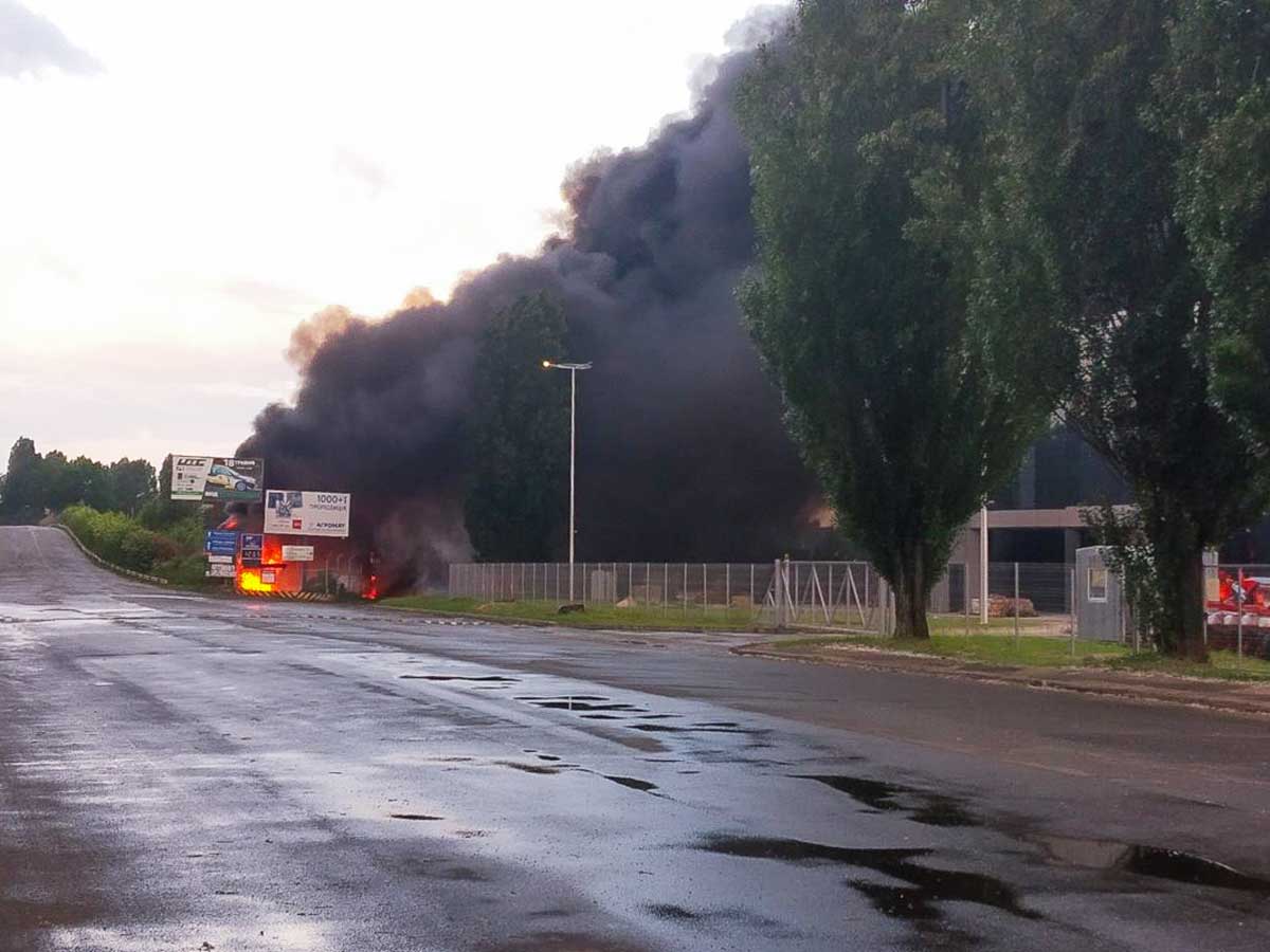 Под Киевом горит автомобильная заправка: появились первые фото и видео пожара