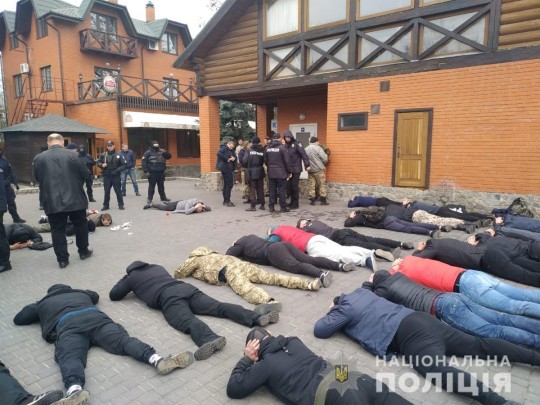 Под Киевом рейдеры пытались захватить предприятие: задержаны десятки человек (фото)