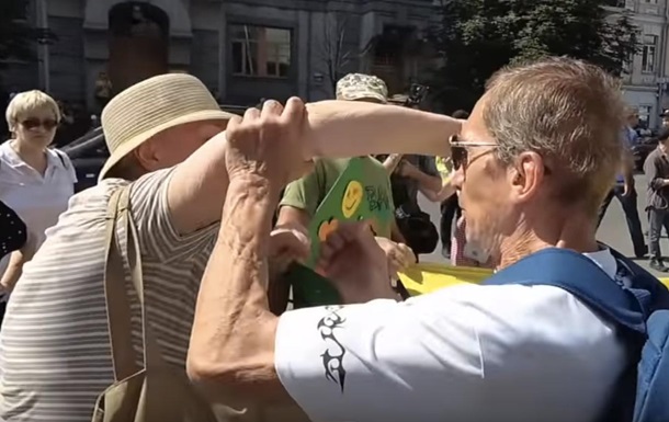 Под КСУ подрались противник и сторонница Зеленского