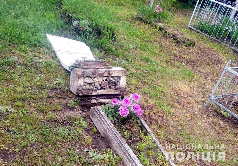 Под Полтавой дети после поминального дня устроили погром на кладбище (фото)