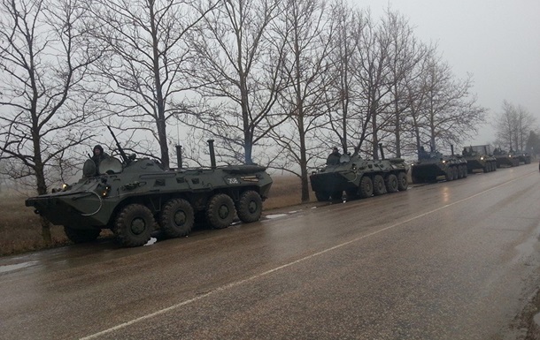 Под Симферополем на трассе стоят БТРы