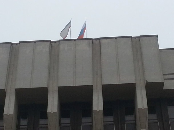Под Симферополем на трассе стоят БТРы
