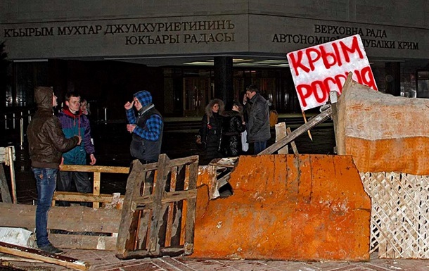 Под знаменем России. Фото захваченных админзданий Крыма и БТР под Симферополем