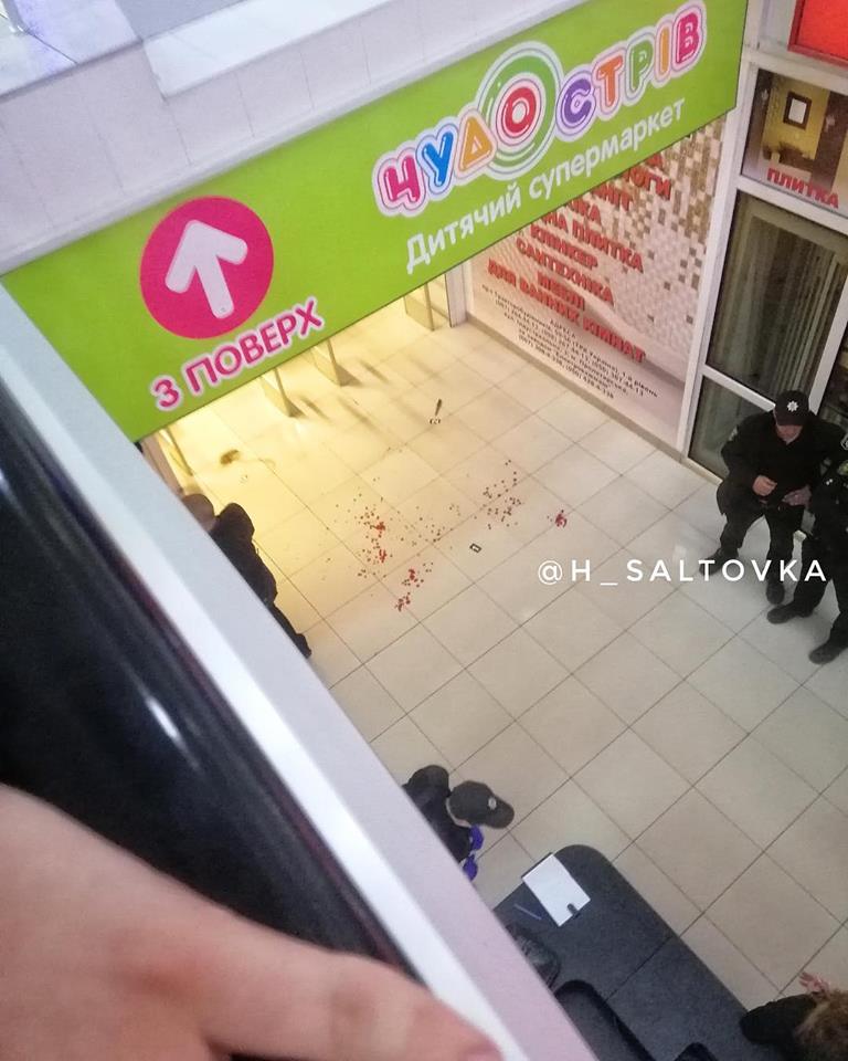 Покупательница устроила кровавую поножовщину в супермаркете в Харькове (фото)