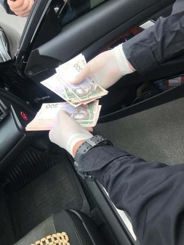 Поліцейський вимагав 8 тисяч доларів за закриття кримінального провадження: фото