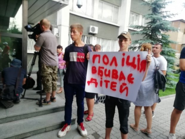 Полицейские застрелили 5-летнего мальчика: в городах требуют отставки Авакова – фото и видео