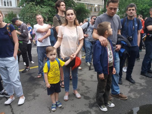 Полицейские застрелили 5-летнего мальчика: в городах требуют отставки Авакова – фото и видео