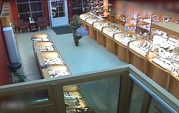 Полиция опубликовала видео ограбления ювелирного в Бахмуте