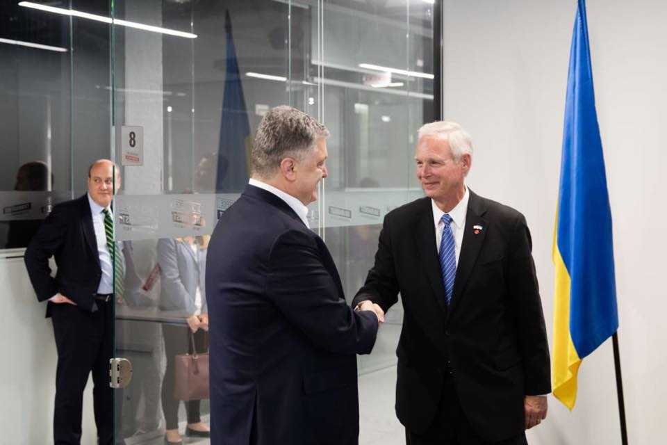 Порошенко переехал с Банковой в прозрачный офис и провел важную встречу (фото)