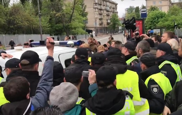Появилось видео, как у полиции пытались отбить задержанную пенсионеркуЭксклюзив