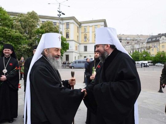 Пожали руки: предстоятель ПЦУ Епифаний встретился с митрополитом Онуфрием