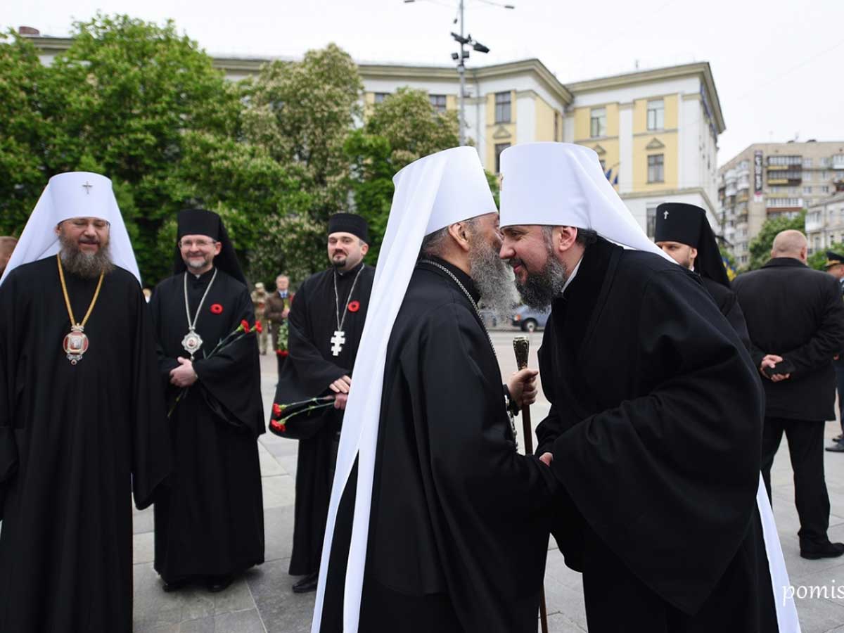 Пожали руки: предстоятель ПЦУ Епифаний встретился с митрополитом Онуфрием