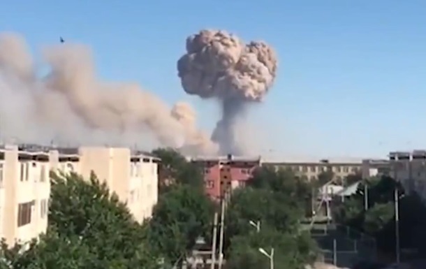 Пожар на складе боеприпасов: в Казахстане эвакуируют город