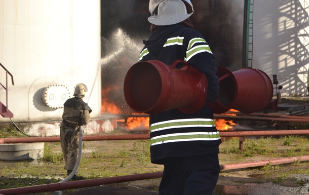 При взрыве на горящей нефтебазе под Киевом погибли пожарные