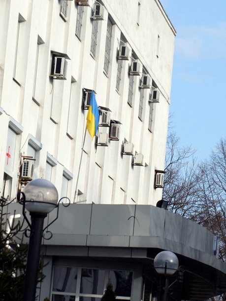 Пророссийские активисты не пускают милицию в здание СБУ в Донецке