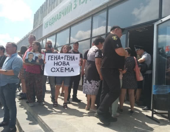 Протесты в Харькове: Снесли памятник Жукову