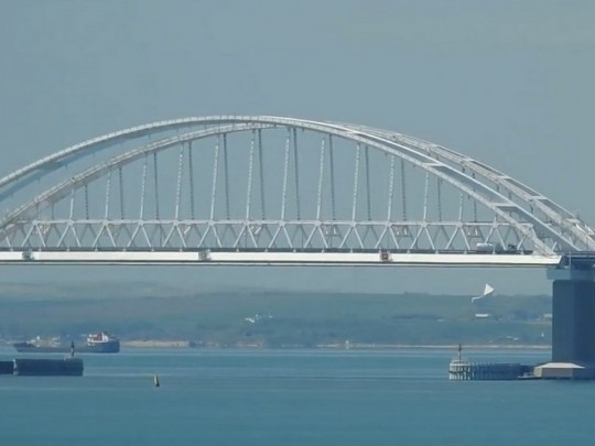«Провожает майских туристов»: в сети показали свежее фото Крымского моста