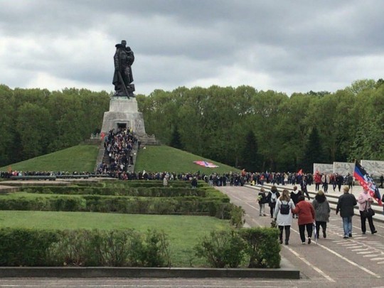 Путинские байкеры 9 мая развернули в Берлине флаги боевиков «ДНР» и «ЛНР»: сеть возмутили фото