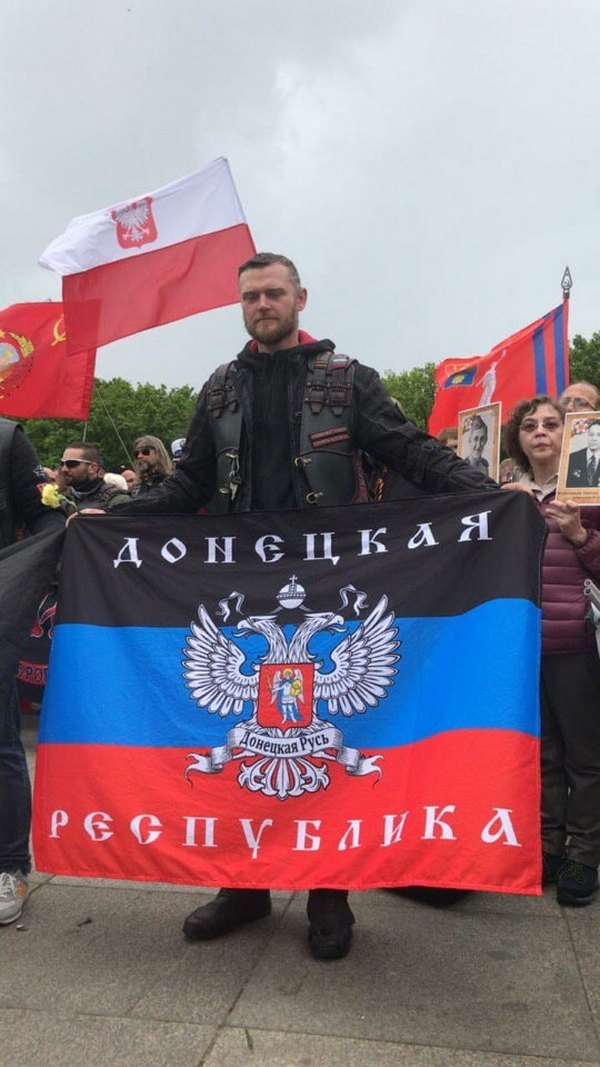 Путинские байкеры 9 мая развернули в Берлине флаги боевиков «ДНР» и «ЛНР»: сеть возмутили фото