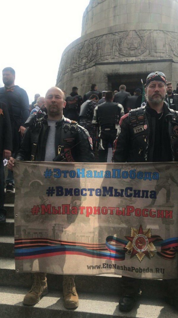 Путинские байкеры 9 мая развернули в Берлине флаги боевиков «ДНР» и «ЛНР»: сеть возмутили фото
