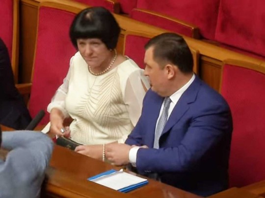 Пытался спрятать вещдок: глава Счетной палаты «засветил» в Раде дорогой аксессуар (видео)